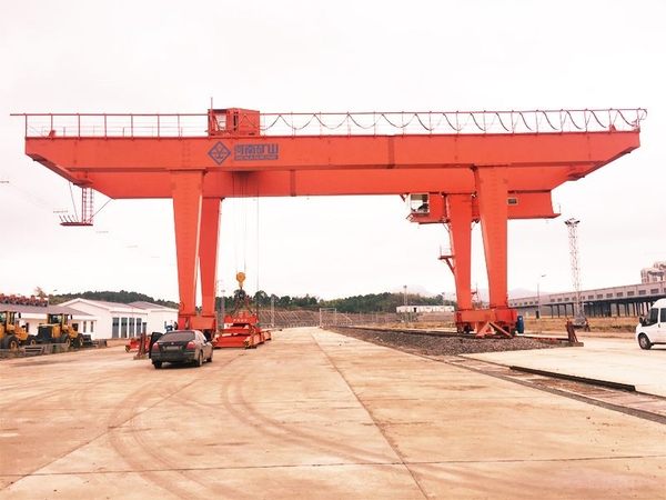 軌道式集裝箱門式起重機