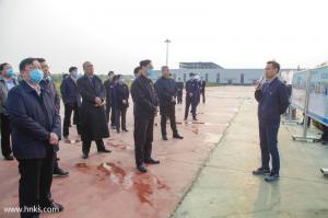  新鄉(xiāng)市委書記張國偉攜重點項目觀摩組蒞臨我公司調(diào)研
