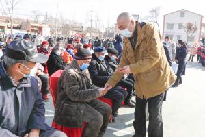 崔培軍春節慰問1000余位65歲以上老人