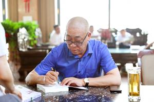 書(shū)香礦山！崔培軍書(shū)記親自贈(zèng)書(shū)！